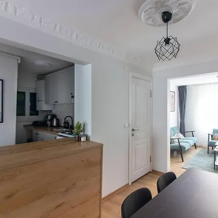 Warm & Cozy 3br In Kadikoey!